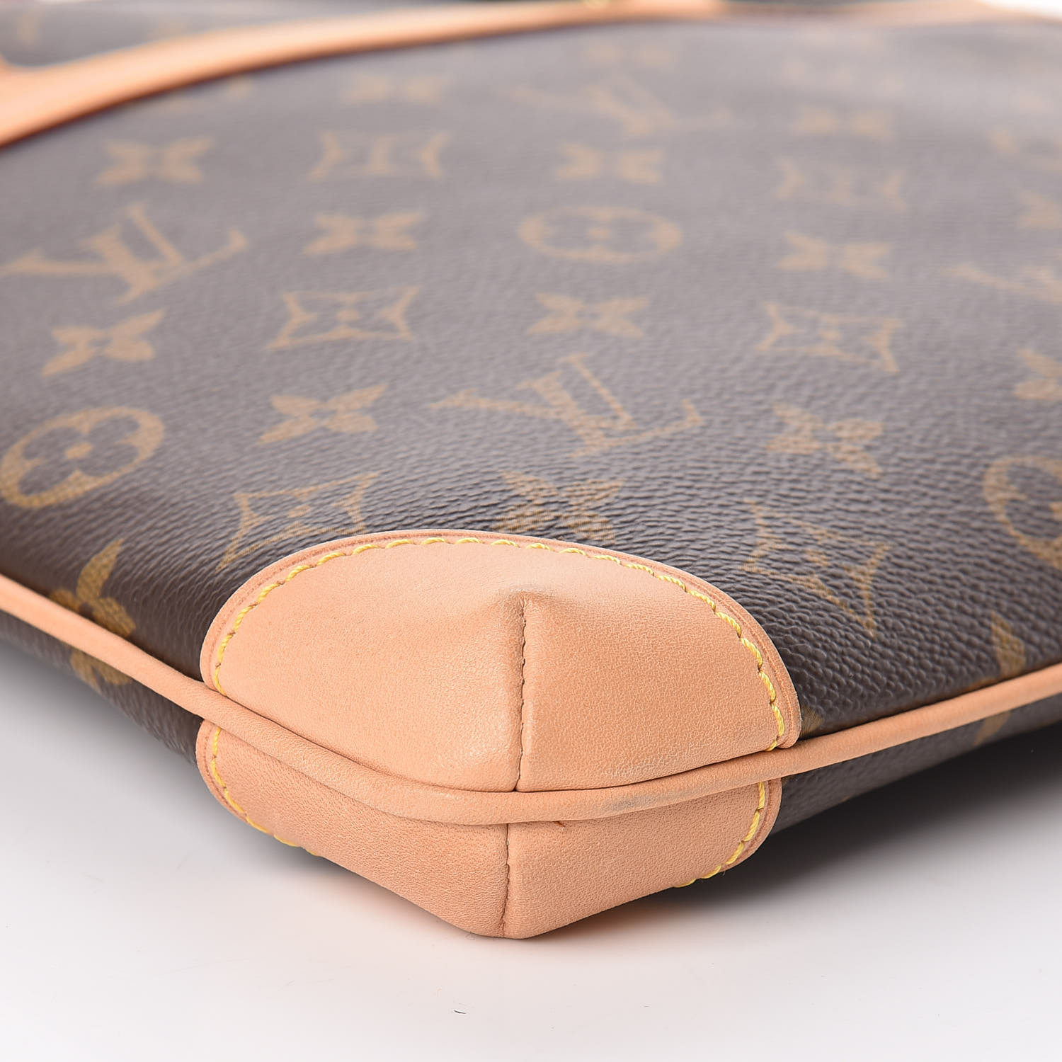 louis vuitton coussin camel