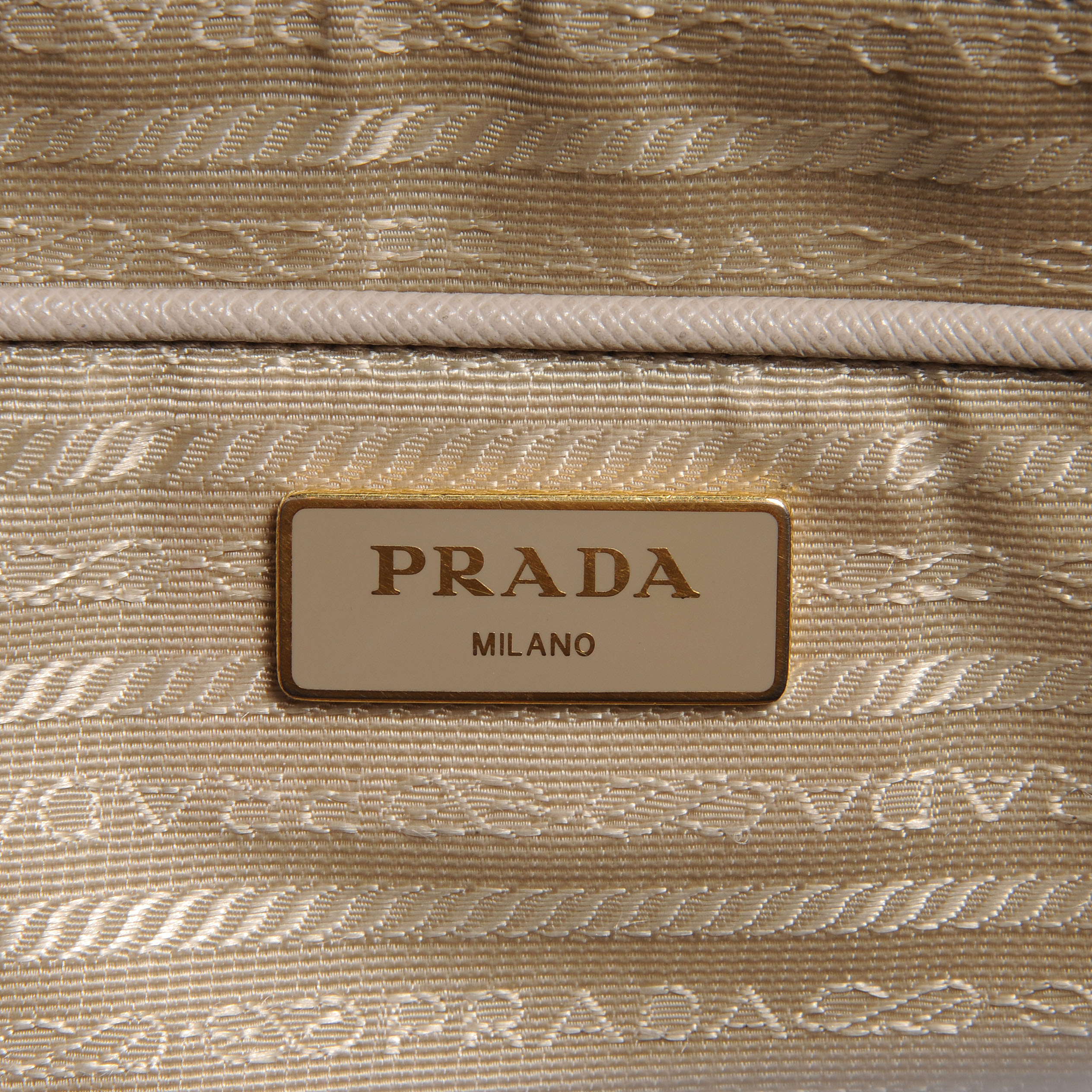 prada argilla saffiano