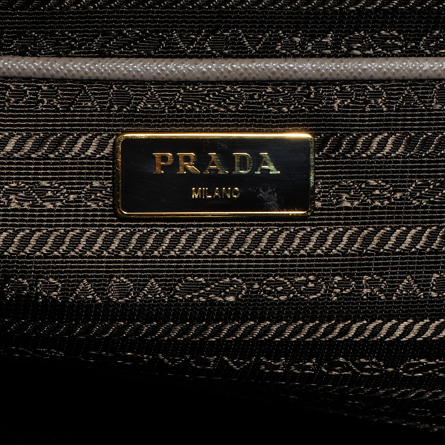 prada argilla saffiano