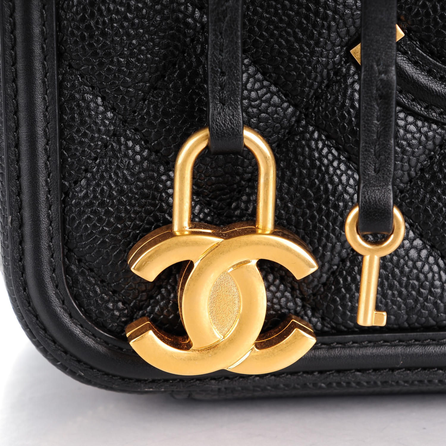 chanel filigree vanity case medium