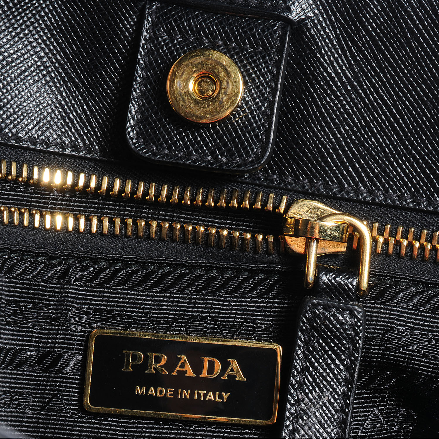 prada saffiano lux 25