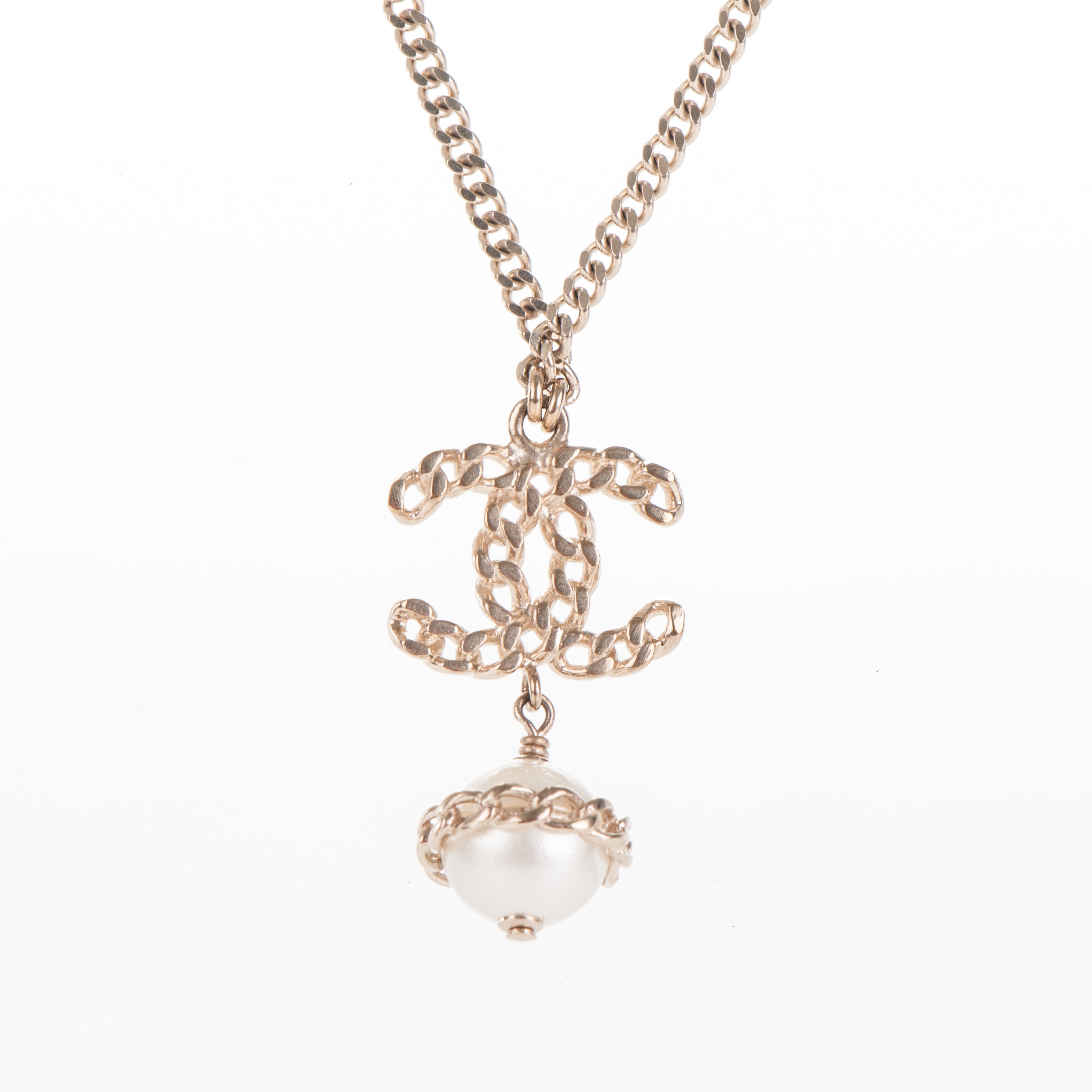 chanel pearl cc logo pendant gold necklace