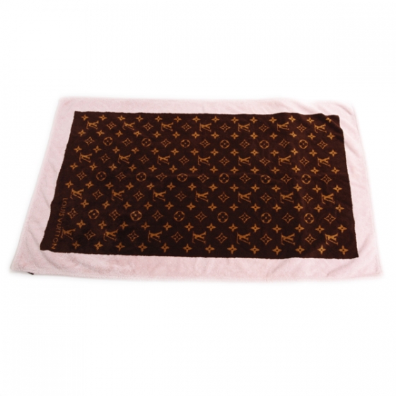 Shop Louis Vuitton Monogram classic beach towel (M72364) by